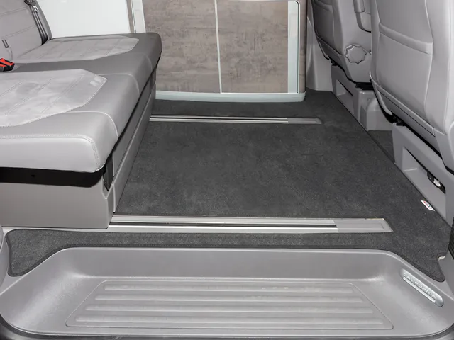 BRANDRUP® Veloursteppich für den Fahrgastraum des VW T6.1 California Ocean / Coast mit 2 Bodenschienen, Design „Titanschwarz“