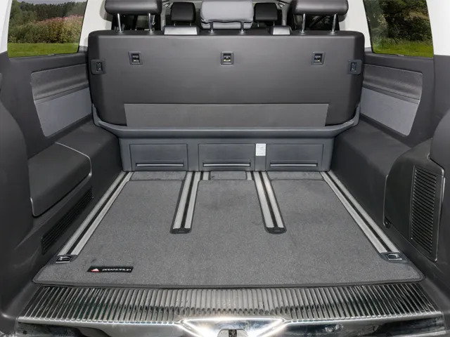 BRANDRUP® Veloursteppich für den Heckladeraum des VW T6.1/T6/T5 Multivan und California Beach (ab 2010) mit 3er-Bank, Design „Titanschwarz“