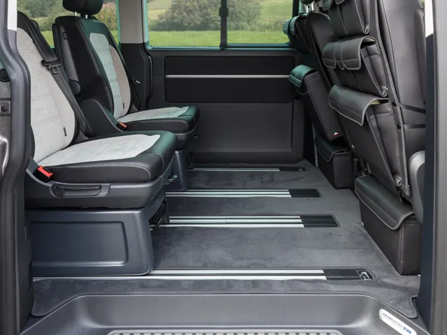 BRANDRUP® Veloursteppich für den Fahrgastraum der VW T6.1/T6/T5 Multivan mit 2 Schiebetüren und mit Bodenschienen für den Multifunktionstisch, Design „Titanschwarz“