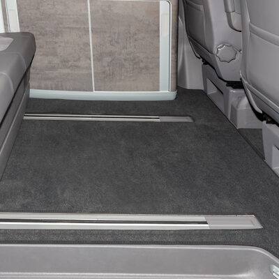 BRANDRUP® Veloursteppich für den Fahrgastraum des VW T6.1 California Ocean / Coast mit 3 Bodenschienen, Design „Titanschwarz“
