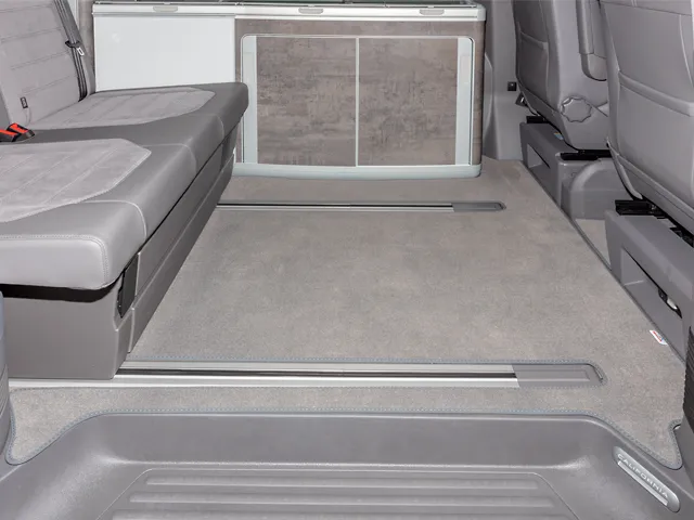 BRANDRUP® Veloursteppich für den Fahrgastraum des VW T6.1 California Ocean / Coast mit 2 Bodenschienen, im Design „Palladium“