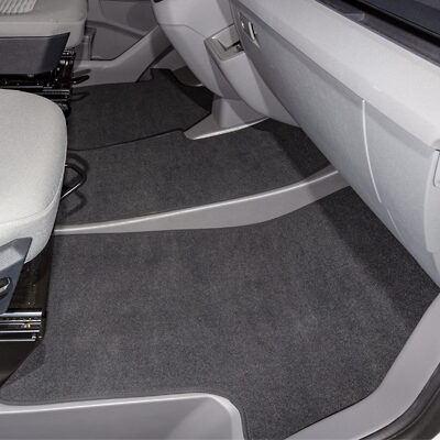 BRANDRUP® VELOURSTEPPICH-SET für das Fahrerhaus im VW Grand California ohne zusätzliche Luftstandheizung, dreiteilig, Design „Titanschwarz“, ab Modelljahr 2022