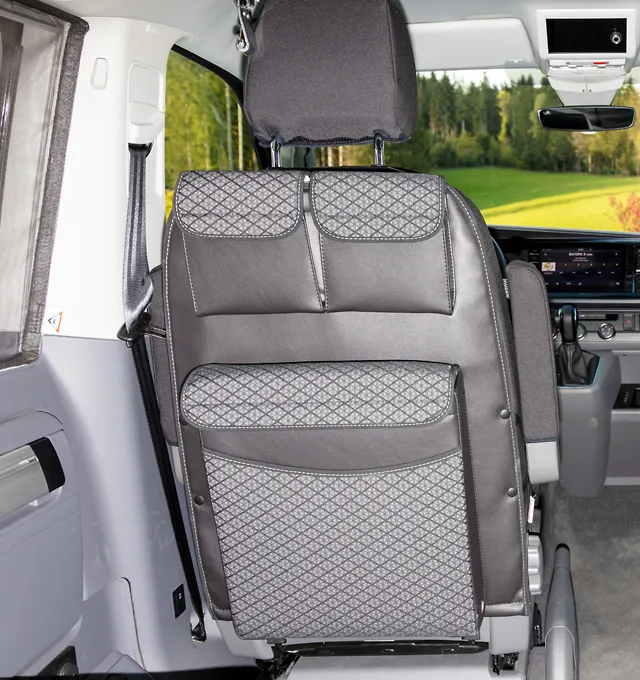 BRANDRUP® UTILITY für Fahrer-/Beifahrersitz mit MULTIBOX Maxi und zwei Taschen, VW T6.1 California Beach und Multivan, Design „Quadratic/Titanschwarz“